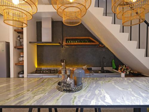 Siri -  A Designer 3-Story Townhouse near BTS - image 6
