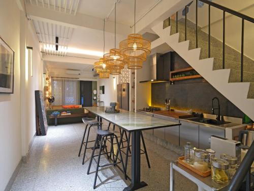 Siri -  A Designer 3-Story Townhouse near BTS - image 4