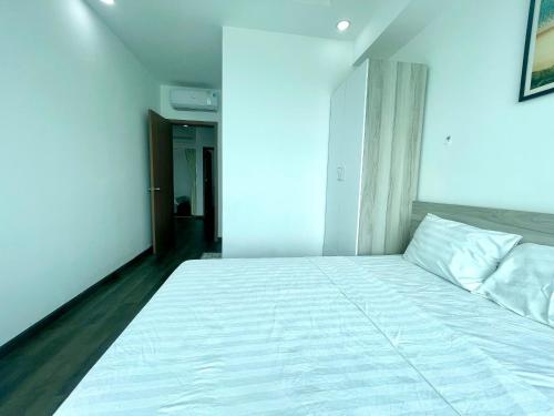 Three-Bedroom Apartment with Sea View image 4