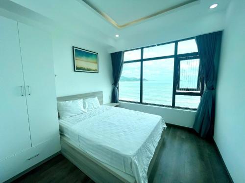 Three-Bedroom Apartment with Sea View image 5