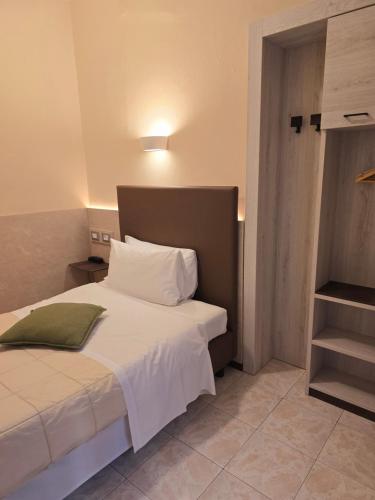 Single Room image 6