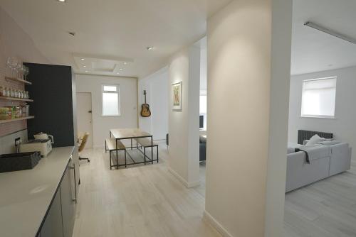 Spacious and stylish London pad, London (photo 9)