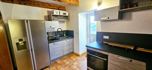 virtuve, Le Gîte de la Crégut (Le Gite de la Cregut) in La Tour-d'Auvergne