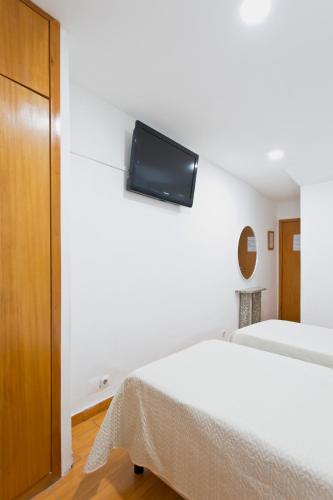 Twin Room image 7
