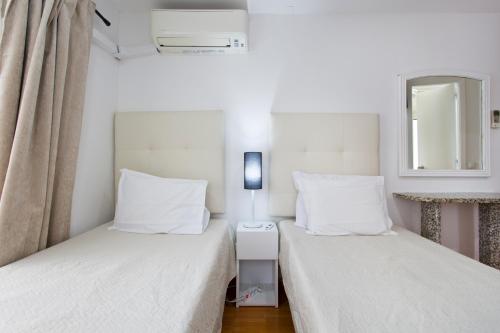Twin Room image 9