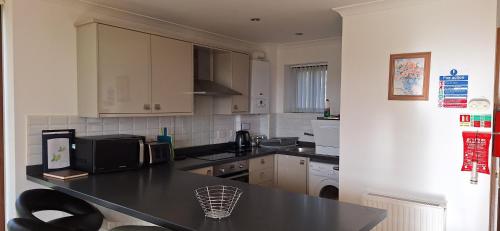 kuhinja, 2BR-4Guests-Parking-Bbq-Garden-Patio in Three Crosses