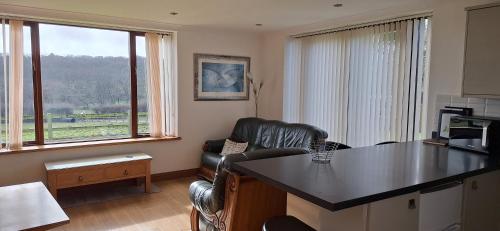 kuhinja, 2BR-4Guests-Parking-Bbq-Garden-Patio in Three Crosses