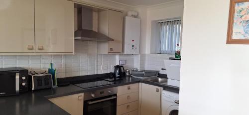 kuhinja, 2BR-4Guests-Parking-Bbq-Garden-Patio in Three Crosses