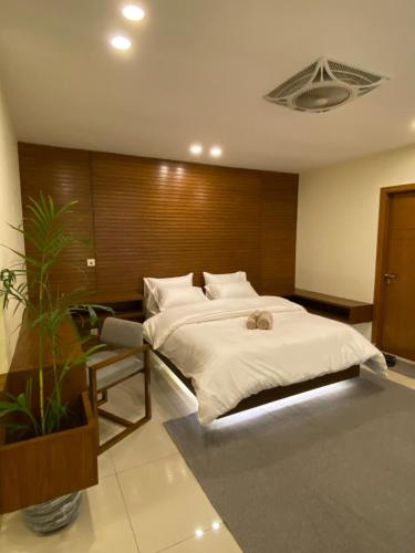 Skyluxe Designer Studio with rooftop Pool & Self Check In - image 13