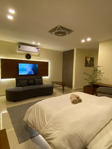 Skyluxe Designer Studio with rooftop Pool & Self Check In - image 2
