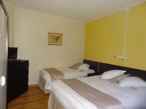 1 double bed, 1 twin bed