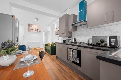 Spacious 4-Bed Luxury Home - Garden, Free Parking, Sleeps 8, Manchester (fotografie 7)