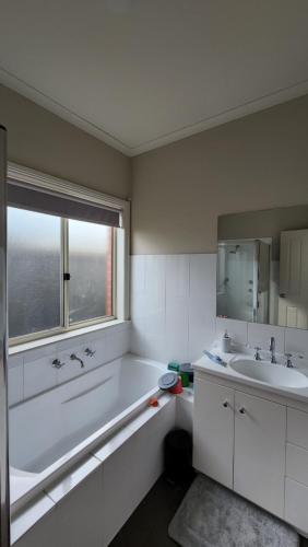 Room available in Mawson Lakes, Adelaide in Mawson Tavak
