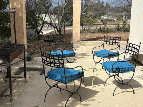 סאבלט בגבעה in Givat Yoav