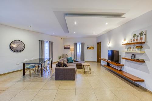 Bright,stylish 2bedroom apartment in village centre 1
