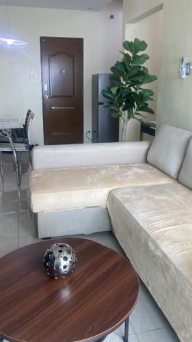 1Bdrm Condo at Makati w Balcony view of Mnla Bay