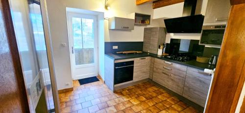 virtuve, Le Gîte de la Crégut (Le Gite de la Cregut) in La Tour-d'Auvergne