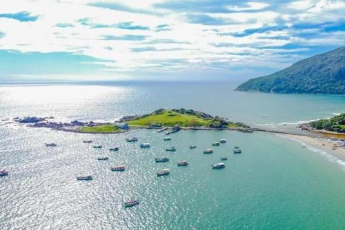 Lindo ap a 100mt from the beach in Armacao