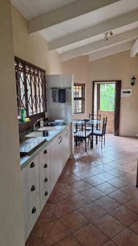 Dolphin in برينتون