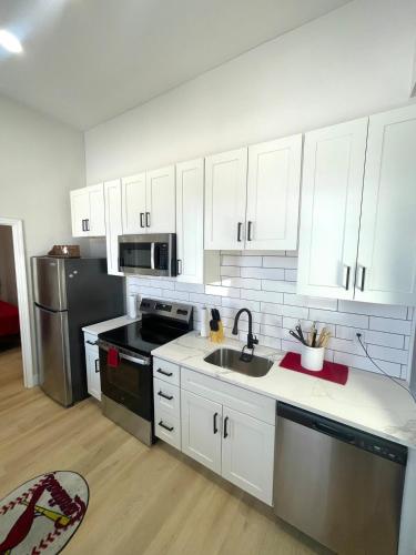 Retro Baseball Downtown Apartment near Anheuser-Busch Brewery