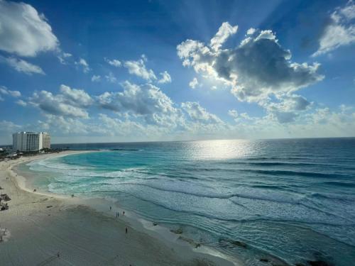 Espectacular Beach & Laguna view Cancun at SALVIA CONDOMINIUMS, Cancún