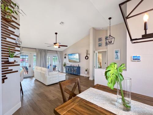 Ruby's Retreat, southwest facing, heated pool, private backyard, Cape Coral (zdjęcie 10)