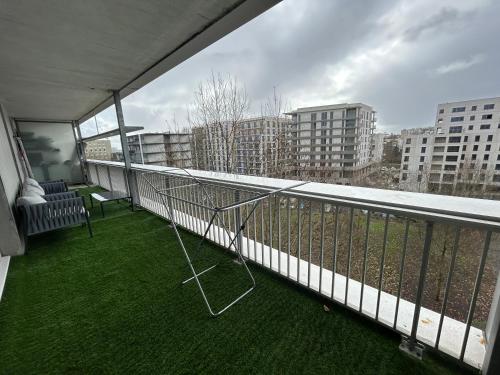 Large bright T4, tram, parking, Бордо (фото 11)