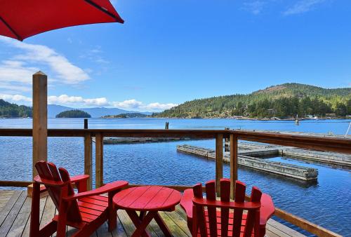 John Henry's Marina and Resort in Garden Bay (BC)