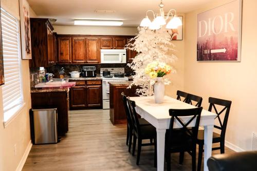 Near highway, in the city, 4tv, fenced playground in เบิร์คเบอร์เนทท์ (ทีเอ็กซ์)