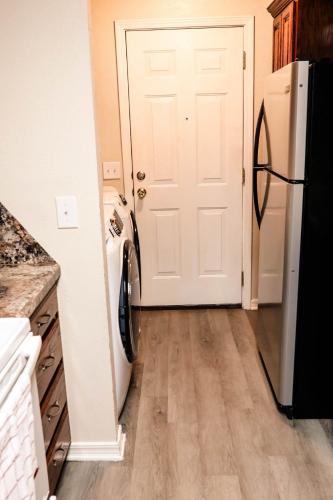 Near highway, in the city, 4tv, fenced playground in เบิร์คเบอร์เนทท์ (ทีเอ็กซ์)