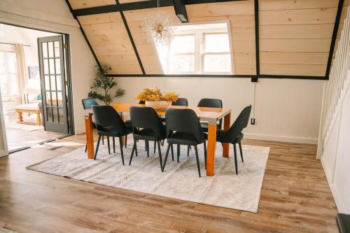 Aframe Lake Hottub, shared pet friendly low fee in สเตอร์กิส (MI)