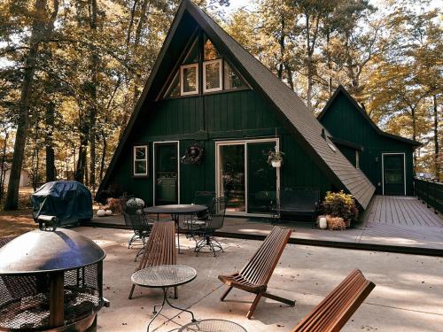 Aframe Lake Hottub, shared pet friendly low fee in สเตอร์กิส (MI)