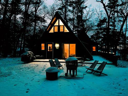 Aframe Lake Hottub, shared pet friendly low fee in สเตอร์กิส (MI)