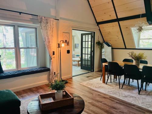 Aframe Lake Hottub, shared pet friendly low fee in สเตอร์กิส (MI)