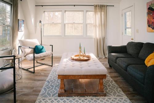 Aframe Lake Hottub, shared pet friendly low fee in สเตอร์กิส (MI)