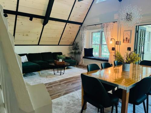 Aframe Lake Hottub, shared pet friendly low fee in สเตอร์กิส (MI)