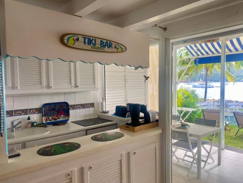 Bungalow Anolis face a la mer a 2 min de la plage. in Terre-de-Haut