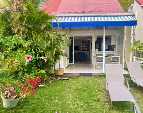 Bungalow Anolis face a la mer a 2 min de la plage. in Terre-de-Haut