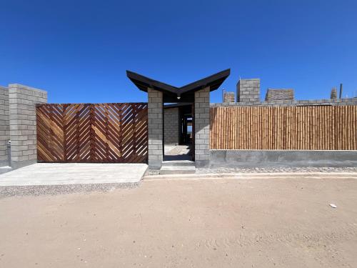 Casa Illari- Casa de playa en Vichayito by WiroHouse