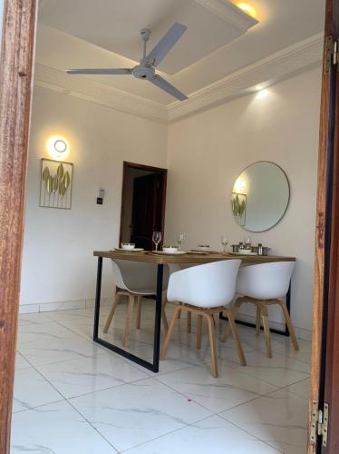 DE LUXE GUEST House – khách sạn tại Agblangandan