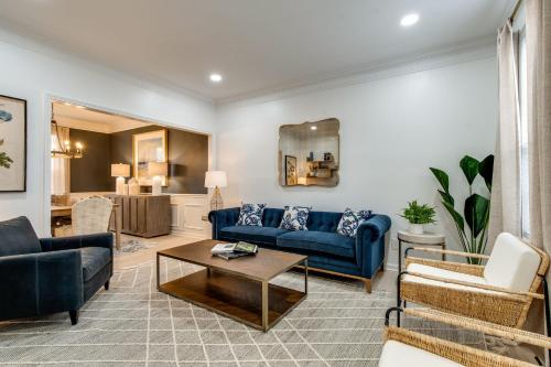 Beautiful Sleek and Modern 4 bdrm - main image
