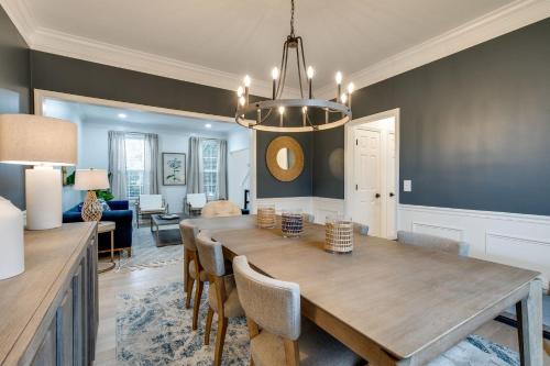 Beautiful Sleek and Modern 4 bdrm - image 8