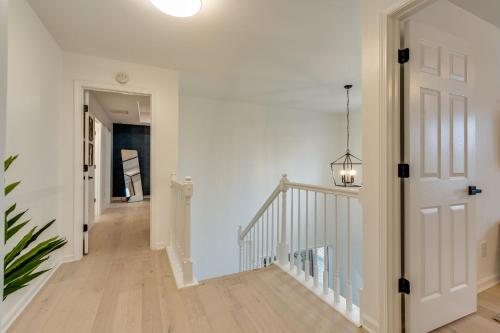 Beautiful Sleek and Modern 4 bdrm - image 6