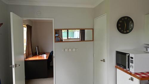 Konyha, Charming Backyard Sleepout in Mosgiel