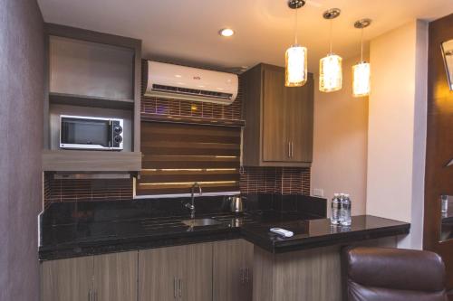 Kitchen, Grand Central Hotel near Auf Medical Center