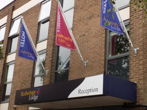 บริการและสิ่งอำนวยความสะดวก, เรดวิงส์ ลอดจ์ วูล์ฟเวอร์แฮมป์ตัน เซ็นทรัล (Redwings Lodge Wolverhampton Central) in วูล์ฟแฮมตัน