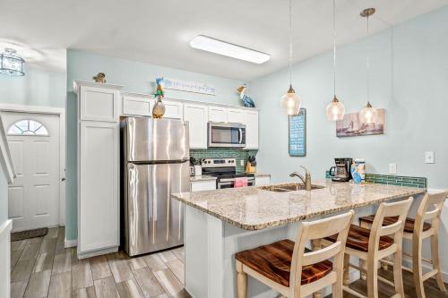 Twisted Pelican - Beach Gear Included