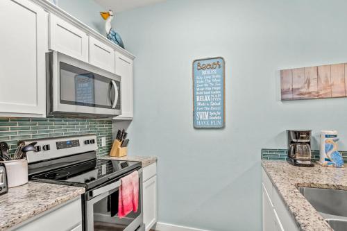 Twisted Pelican - Beach Gear Included