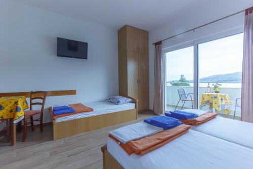 1 king bed, 1 twin bed