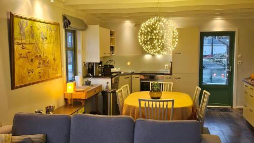 Exceptional Cottage 2 meters from the sea, possible to rent boat, Bekkjarvik, 60 km from Bergen in Bekkjarvik